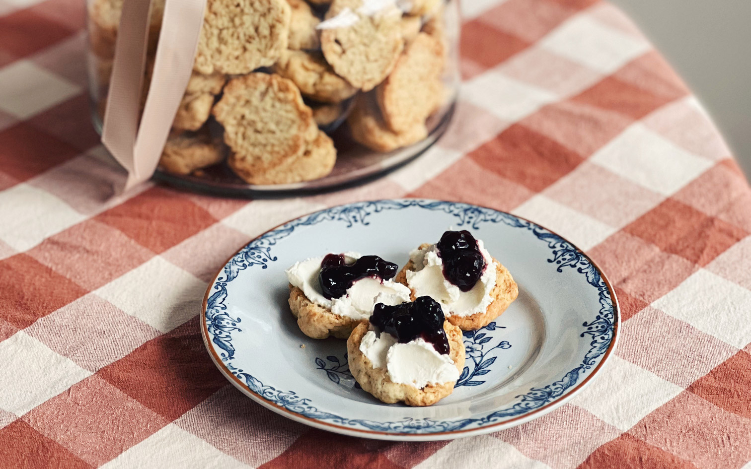 Vanilla Rusks with cream cheese and blackberry jam - JOZO Salt